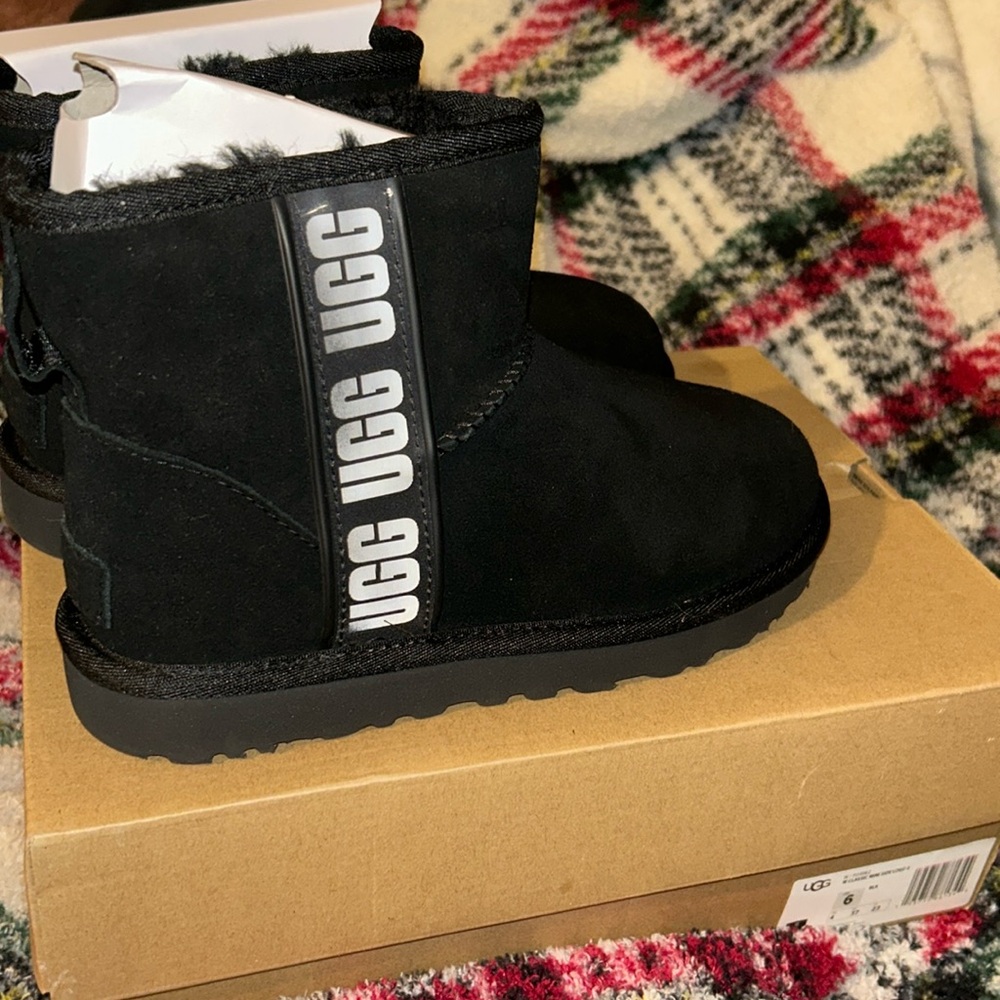 NEW AUTHENTIC Black UGGS